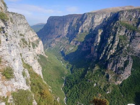 Kaňon Vikos, kterým protéká stejnojmenná řeka