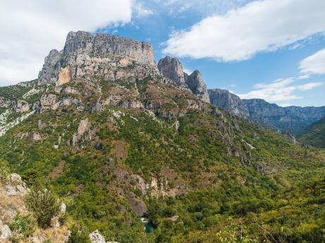 Až 900 m vysoké skály nad kaňonem Vikos