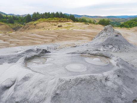 Díky slabší geologické činnosti najdeme poblíž vesnice Berca bahenní sopky