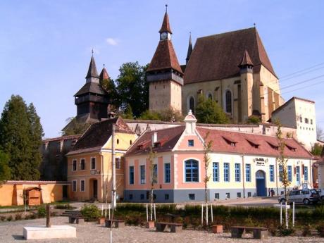 Opevněný kostel v Biertanu