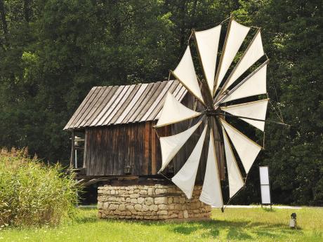 Mezi ukázkami lidové architektury nechybí ani fungující větrné a vodní mlýny