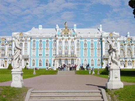 Kateřinský palác je monumentální komplex s rozsáhlým přilehlým parkem