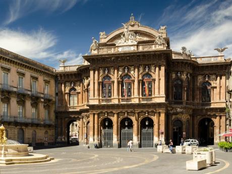 Budova divadla Teatro Massimo Bellini v centru Catanie