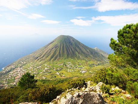 Výhled z Monte Fossa delle Felci na druhý kužel ostrova Salina 