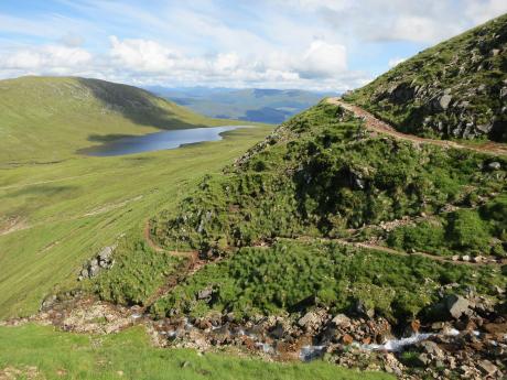 Jezero Halfway Loch cestou na Ben Nevis