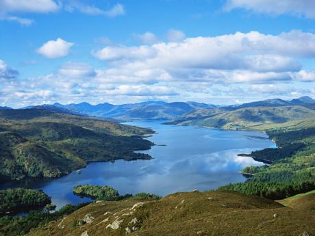 Jezero Katrine v národním parku The Trossachs