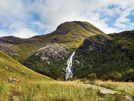 Vodopád Steall Falls v ledovcovém údolí Glen Nevis