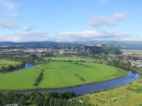 Z kopce, na kterém stojí Wallace Monument, je pěkný výhled na meandr řeky Forth