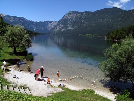 Idylické zastavení na břehu Bohinjského jezera