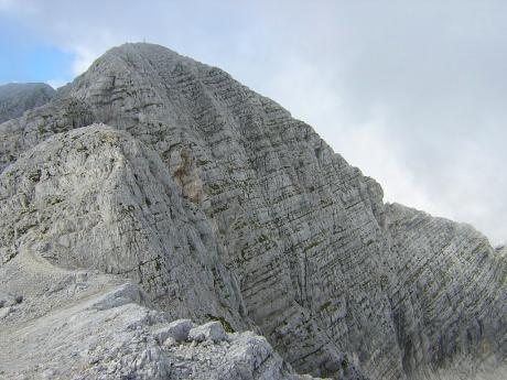 Strmá severní stěna Kaninu na slovinsko-italských hranicích