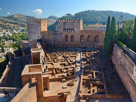 Palác Alhambra v Granadě je rozsáhlý komplex budov