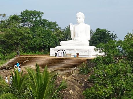 Buddha vyjadřující gesto nebojácnosti na poutním místě Mihintale