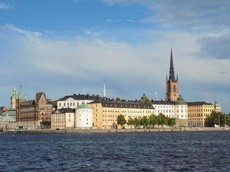 Stockholmské nábřeží v pozadí s kostelní věží Riddarholmskyrkan