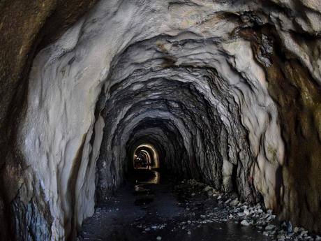 Jeden kilometr dlouhý tunel pro pěší vedoucí pod hřebenem Eggishornu