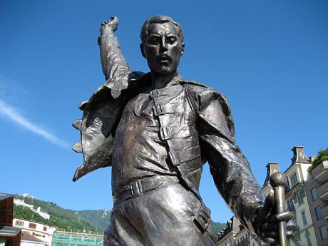 Socha Freddieho Mercuryho na promenádě v Montreux