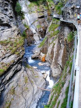 Chodníky vybudované nad soutěskou Dalaschlucht na okraji Leukerbadu