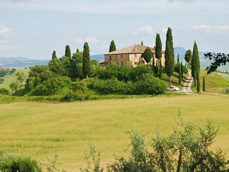 Venkovská vilka zasazená do typické toskánské krajiny v oblasti Val d’Orcia 