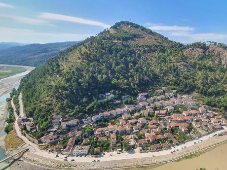 Výhled z beratské pevnosti na starobylou křesťanskou čtvrť Gorica