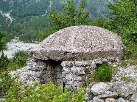 Vojenské bunkry v mnoha podobách jsou součástí albánské krajiny