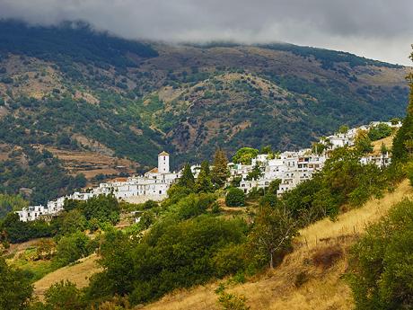 Mezi vysokými horami pohoří Las Alpujarras leží malé stylové vesničky