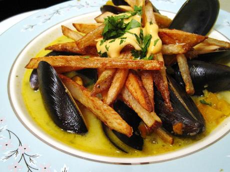 Velkou belgickou vášní jsou moules-frites (slávky jedlé)