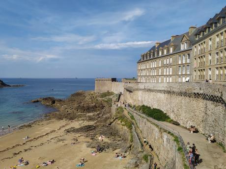 Pobřeží přístavního města Saint Malo