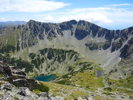 Rilské štíty tyčící se nad Maričiným jezerem 