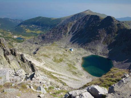 Ledeno jezero a chata Everest z vrcholového hřebenu