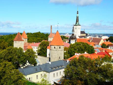 Hradební věže Tallinnu a kostel svatého Olafa