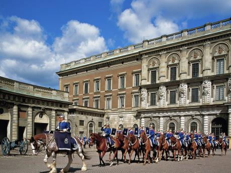 Vojenská přehlídka před královským palácem ve Stockholmu