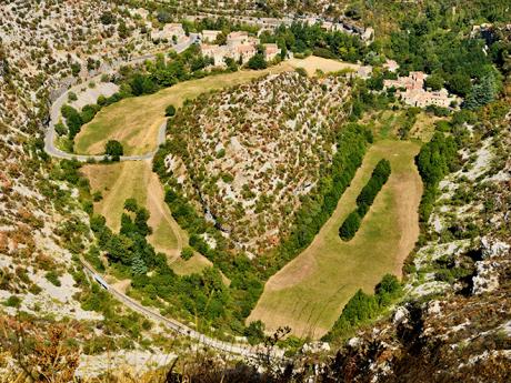 Cirque de Navacelles vznikl přehrazením meandru řeky Vis