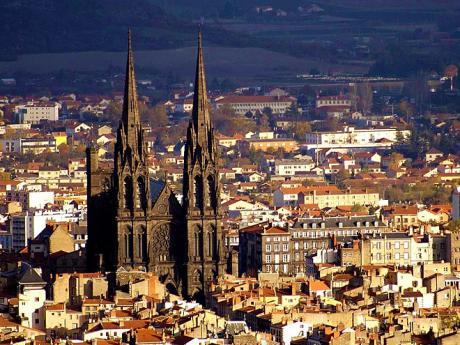 Tmavé věže katedrály tvoří dominantu Clermont-Ferrand