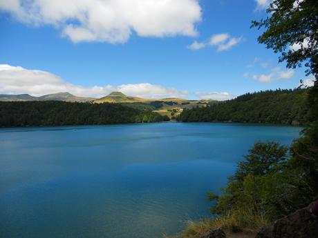 Vulkanické jezero Lac Pavin je nejhlubším jezerem Auvergne (92 m)