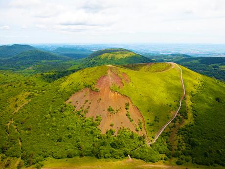 Pohled na řetěz vyhaslých vulkánů v čele s Le Puy de Pariou