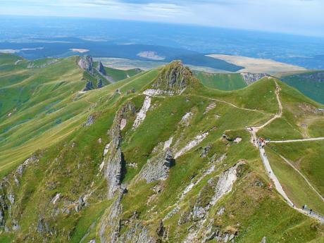 Úsek z cesty na Puy de Sancy vedoucí po hřebeni