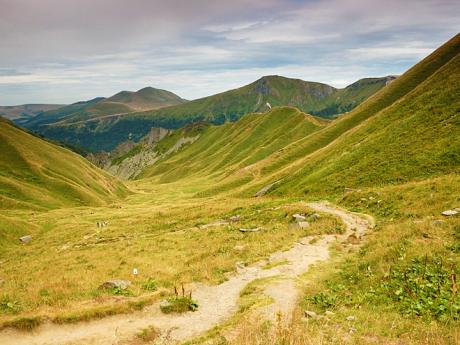 Výstup na Puy de Sancy vede zeleným průsmykem