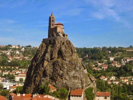 Kaple Saint-Michel d'Aiguilhe stojí na 82 m vysokém vulkanickém komínu