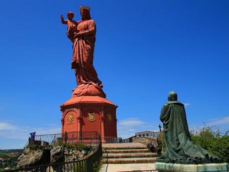 Socha Notre-Dame de France dohlíží na Le Puy-en-Velay