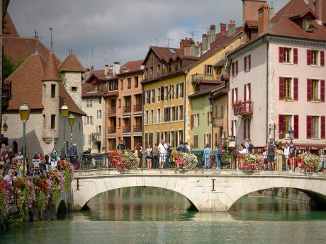 Annecy patří mezi nejkrásnější města francouzských Alp