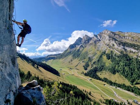 Ferrata Yves Pollet-Villard s výhledem na masiv Aravis