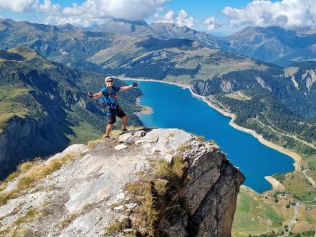 Vyhlídka na jezero Lac de Roselend po přelezení ferraty Roc du Vent