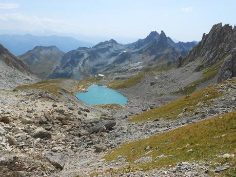 Pohled na ledovcové jezero ze sedla Col du Grand Fond