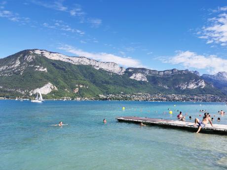 Průzračné jezero Lac d’Annecy láká k odpočinku