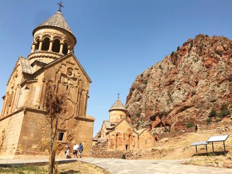 Klášter Noravank zahrnuje dva kostely a kapli svatého Řehoře