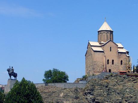 Kostel Metechi se sochou krále Vachtanga I. v Tbilisi