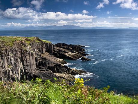 Pevnost Dunbeg Fort ukrytá na útesech nedaleko mysu Slea Head