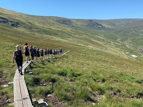 Cesta ve Wicklow Mountains vede převážně po dřevěných chodnících