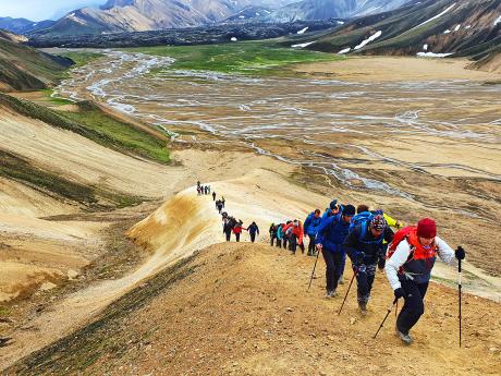 Skupina stoupající na jeden z vrcholků v oblasti Landmannalaugar