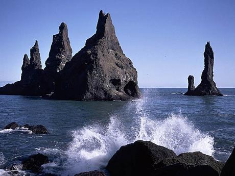 Skalní útvary Reynisdrangar neboli Trolí skály nedaleko pobřeží