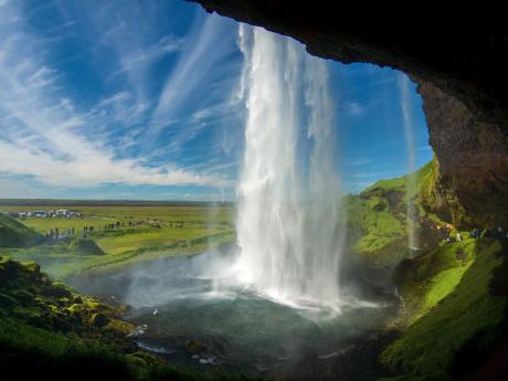 Za Seljalandsfoss vede úzká cestička, díky které lze vidět vodopád i zezadu